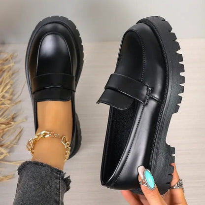 Mocasines Negros Cómodos para Mujeres con Suela de Plataforma Chunky y Correa Penny