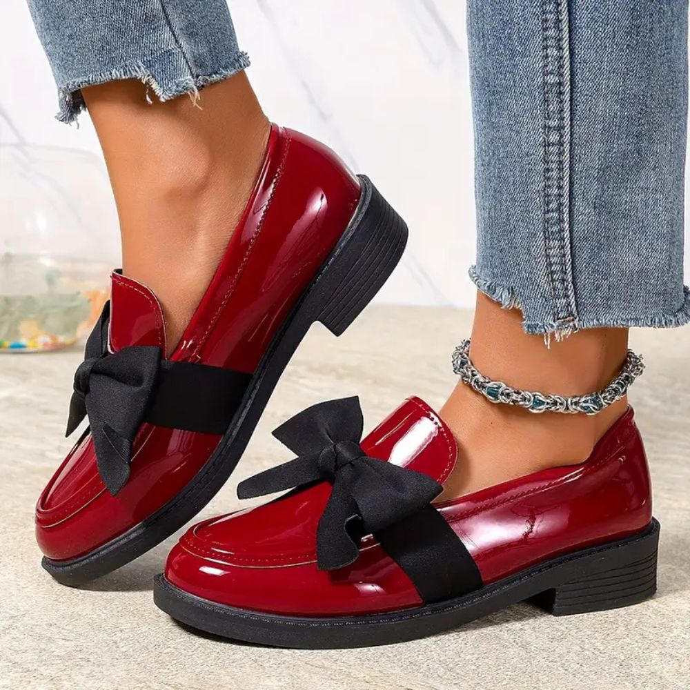 Mocasines cómodos para mujeres con detalle de lazo, acabado de charol, tacón bajo y estilo slip on