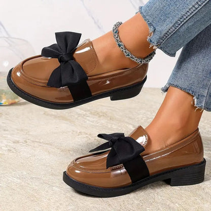Mocasines Cómodos para Mujeres con Detalle de Lazo Acabado Brillante Tacón Bajo Estilo Slip On