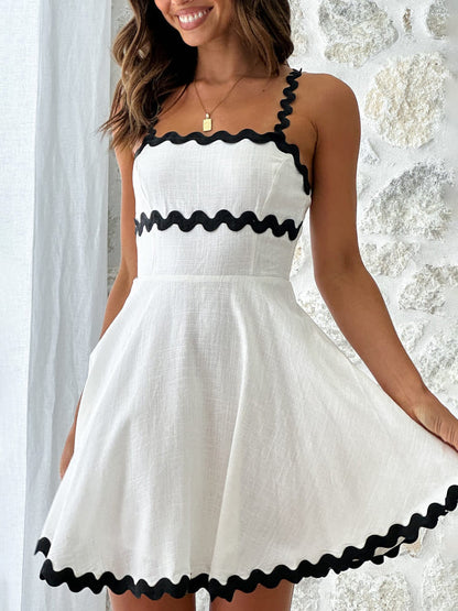 Vestido Mini con Detalle de Contraste para Mujeres con Escote Cuadrado Sin Mangas y Estilo Ajustado y Acampanado