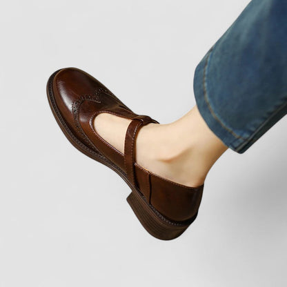 Zapato Mary Jane de Cuero Elegante para Mujeres con T Strap, Hebilla y Estilo Brogue con Punta de Ala