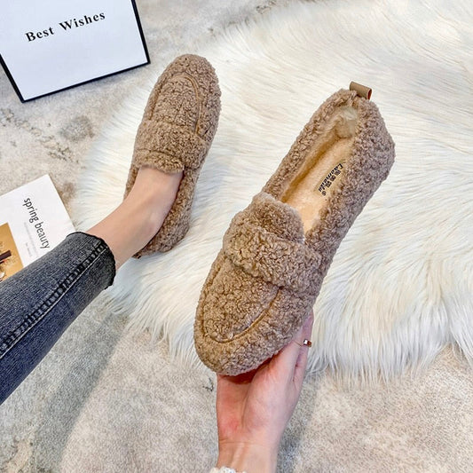 Zapatillas Cómodas para Mujeres con Parte Superior de Piel Sintética Rizada y Detalle de Lazo, Estilo Mocasín
