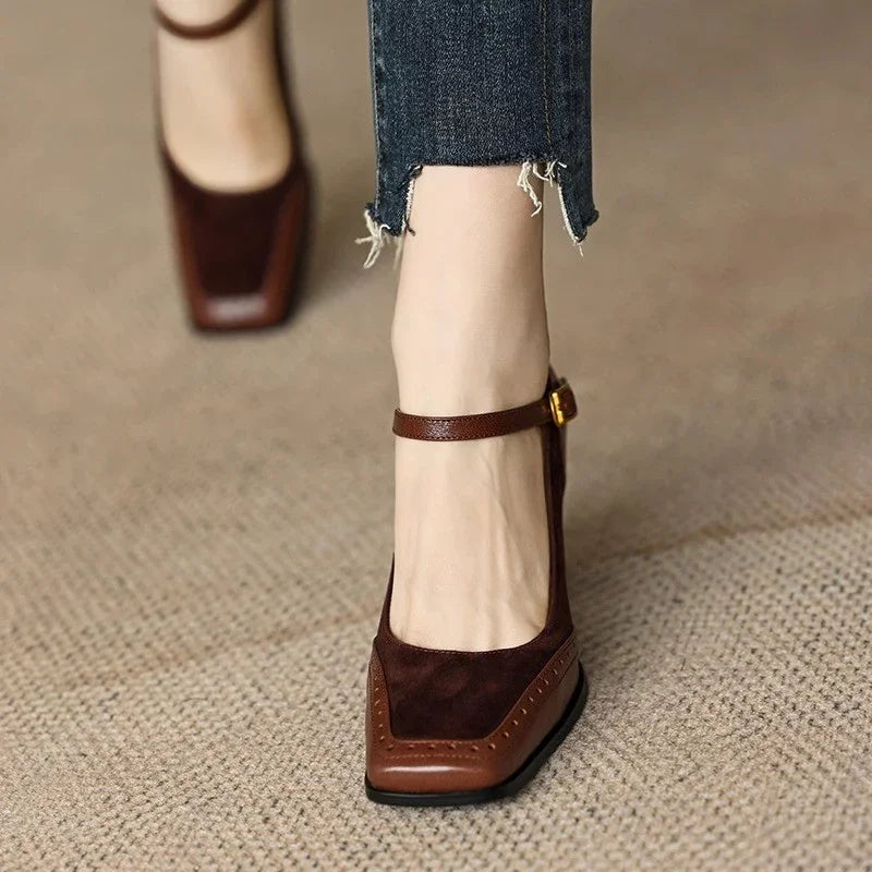 Elegantes Zapatos de Tacón Mary Jane de Cuero Suede para Mujeres con Correa de Hebilla y Detalle Brogue en Tacón Bloque Estilo Casual
