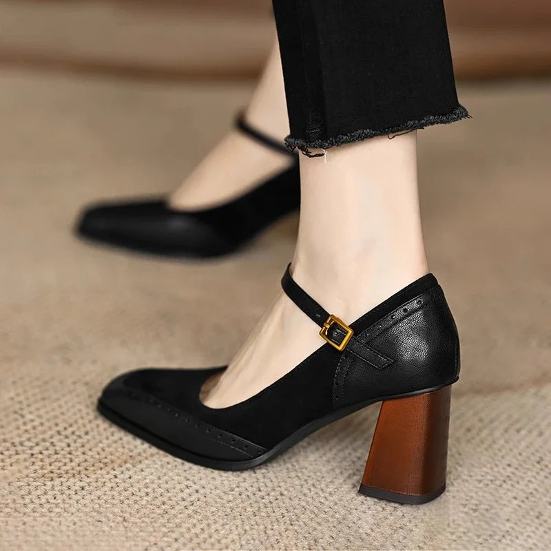 Elegantes Zapatos de Tacón Mary Jane de Cuero Suede para Mujeres con Correa de Hebilla y Detalle Brogue en Tacón Bloque Estilo Casual