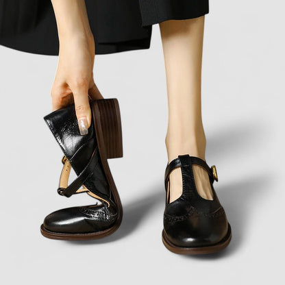 Zapato Mary Jane de Cuero Elegante para Mujeres con T Strap, Hebilla y Estilo Brogue con Punta de Ala