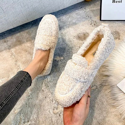Zapatillas Cómodas para Mujeres con Parte Superior de Piel Sintética Rizada y Detalle de Lazo, Estilo Mocasín
