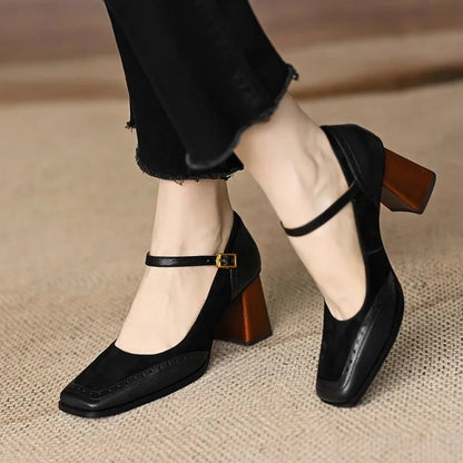 Elegantes Zapatos de Tacón Mary Jane de Cuero Suede para Mujeres con Correa de Hebilla y Detalle Brogue en Tacón Bloque Estilo Casual