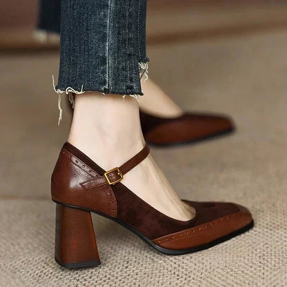 Elegantes Zapatos de Tacón Mary Jane de Cuero Suede para Mujeres con Correa de Hebilla y Detalle Brogue en Tacón Bloque Estilo Casual