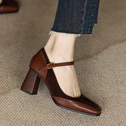 Elegantes Zapatos de Tacón Mary Jane de Cuero Suede para Mujeres con Correa de Hebilla y Detalle Brogue en Tacón Bloque Estilo Casual