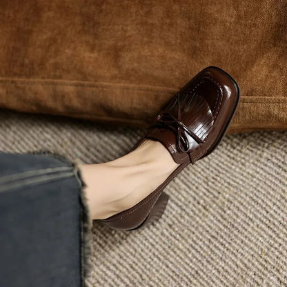 Elegante Mocasín de Charol con Borlas para Mujeres con Tacón Bloque y Detalle de Lazo Clásico