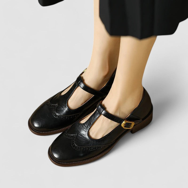 Zapato Mary Jane de Cuero Elegante para Mujeres con T Strap, Hebilla y Estilo Brogue con Punta de Ala
