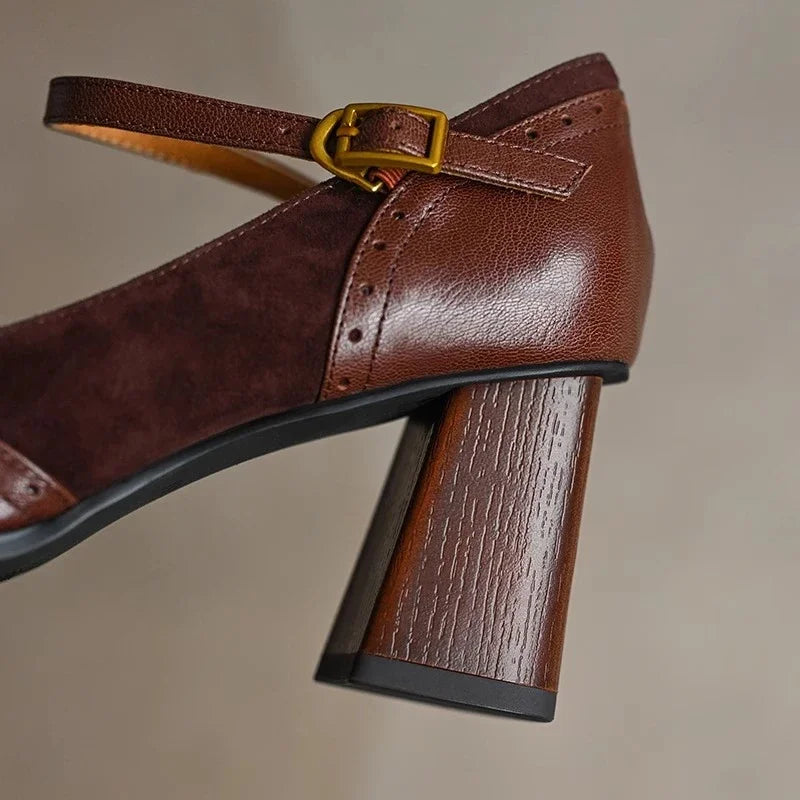 Elegantes Zapatos de Tacón Mary Jane de Cuero Suede para Mujeres con Correa de Hebilla y Detalle Brogue en Tacón Bloque Estilo Casual