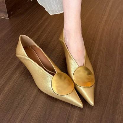 Elegante Zapato de Tacón Bajo de Cuero para Mujeres con Punta Afilar y Acento Dorado Estilo Sleek