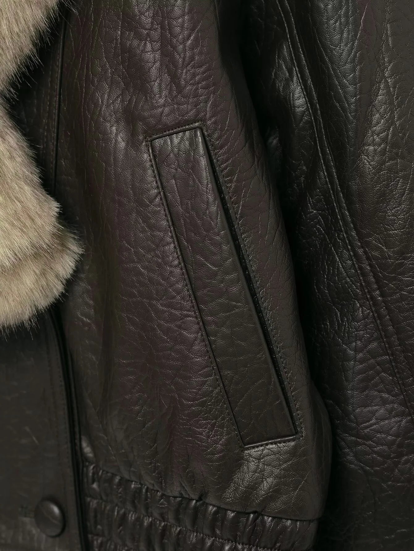 Chaqueta Bomber de Cuero Elegante para Mujeres con Cuello de Piel Sintética, Manga Larga, Estilo Relajado con Botones a Presión