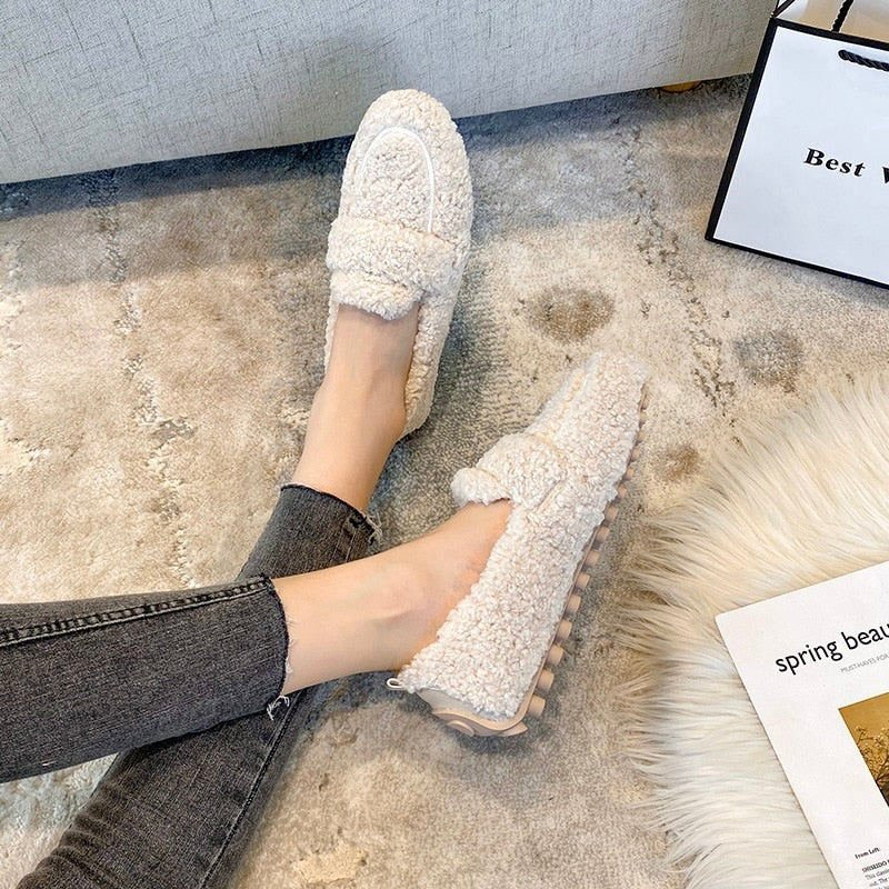 Zapatillas Cómodas para Mujeres con Parte Superior de Piel Sintética Rizada y Detalle de Lazo, Estilo Mocasín