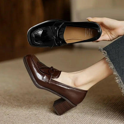 Elegante Mocasín de Charol con Borlas para Mujeres con Tacón Bloque y Detalle de Lazo Clásico