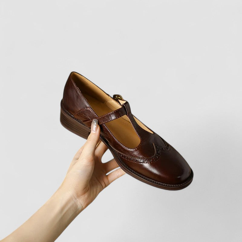 Zapato Mary Jane de Cuero Elegante para Mujeres con T Strap, Hebilla y Estilo Brogue con Punta de Ala