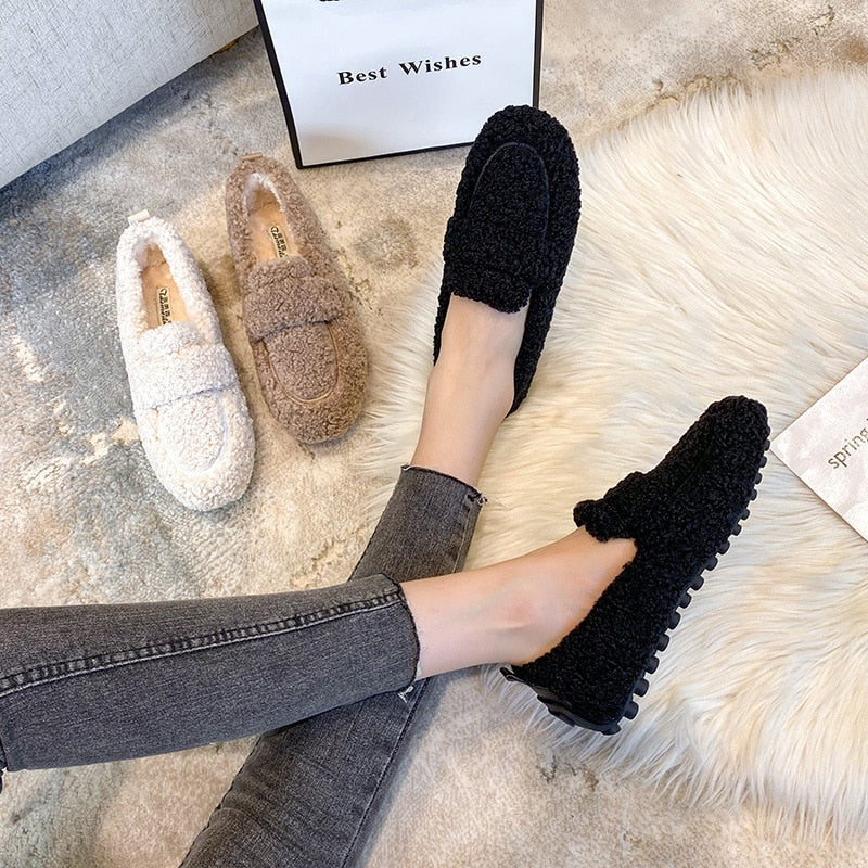 Zapatillas Cómodas para Mujeres con Parte Superior de Piel Sintética Rizada y Detalle de Lazo, Estilo Mocasín