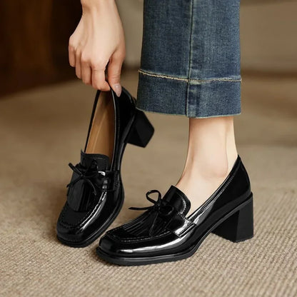 Elegante Mocasín de Charol con Borlas para Mujeres con Tacón Bloque y Detalle de Lazo Clásico