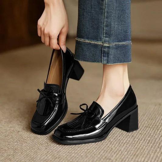 Elegante Mocasín de Charol con Borlas para Mujeres con Tacón Bloque y Detalle de Lazo Clásico