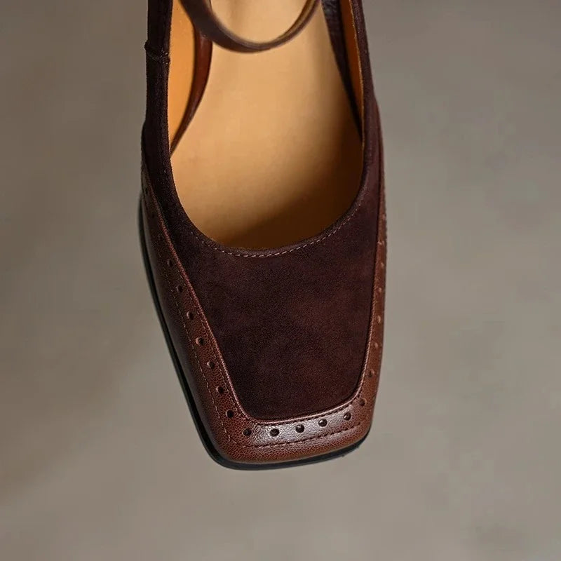 Elegantes Zapatos de Tacón Mary Jane de Cuero Suede para Mujeres con Correa de Hebilla y Detalle Brogue en Tacón Bloque Estilo Casual