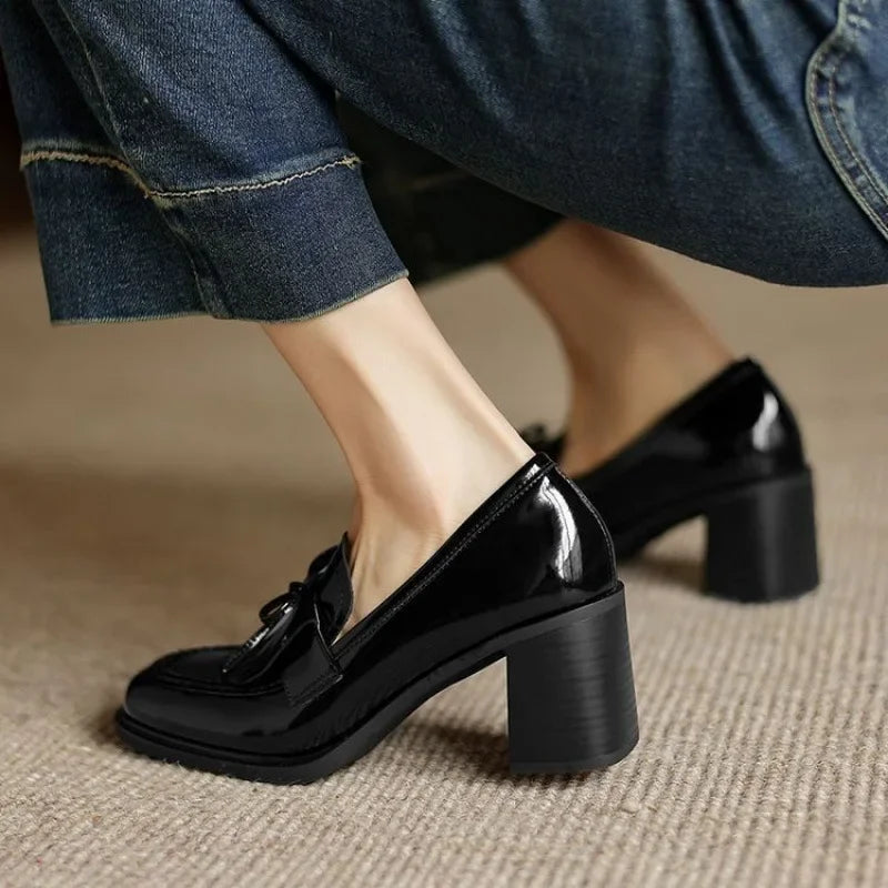 Elegante Mocasín de Charol con Borlas para Mujeres con Tacón Bloque y Detalle de Lazo Clásico