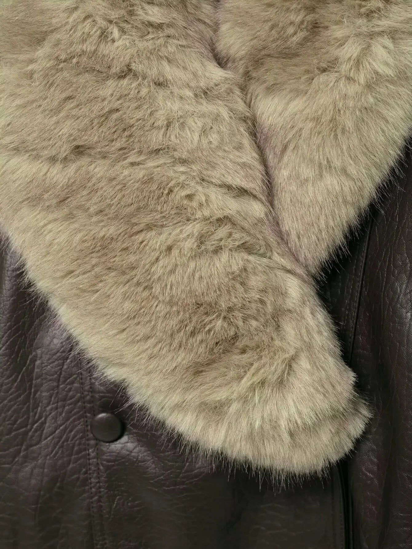 Chaqueta Bomber de Cuero Elegante para Mujeres con Cuello de Piel Sintética, Manga Larga, Estilo Relajado con Botones a Presión