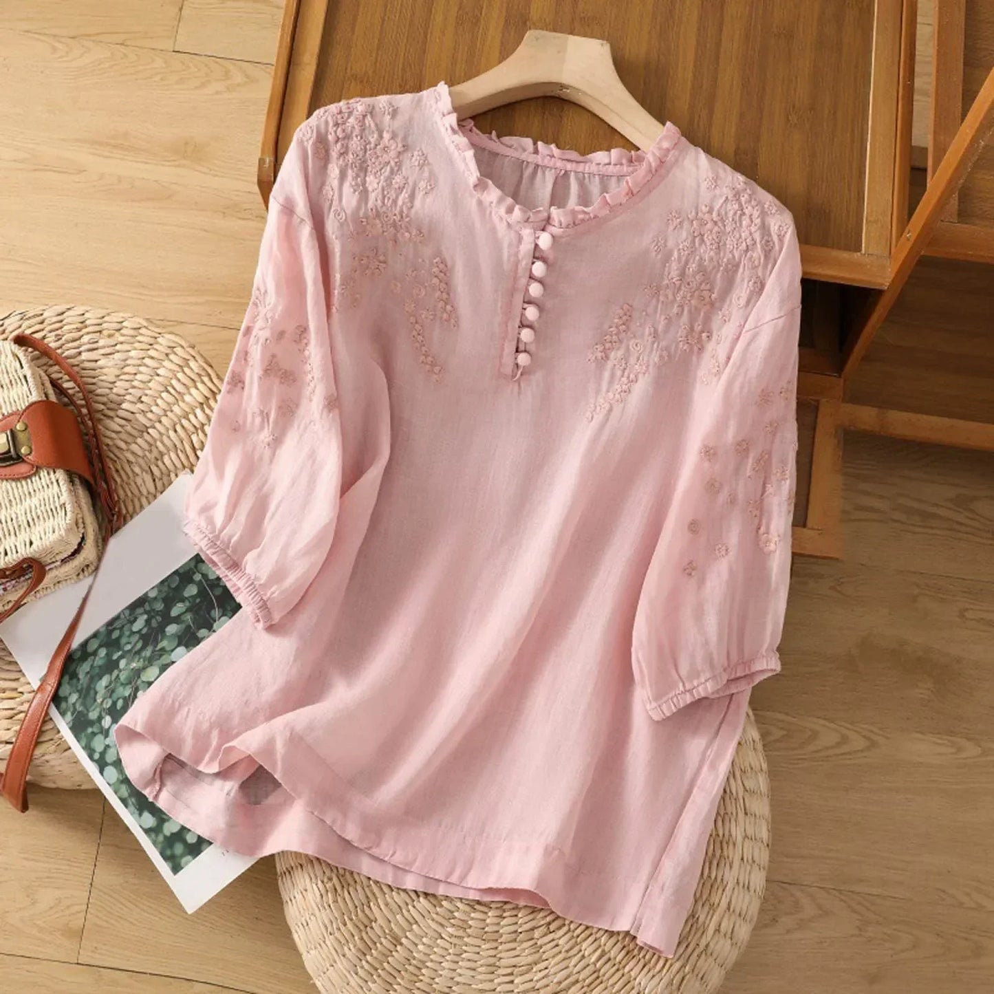 Blusa Floral Bordada Sin Esfuerzo para Mujeres con Cuello en V con Volantes, Manga 3/4 y Botones, Estilo Boho