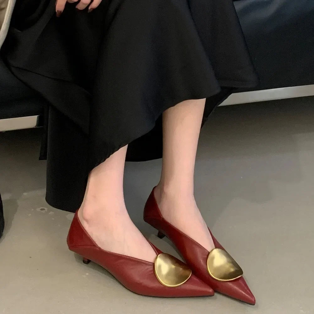 Elegante Zapato de Tacón Bajo de Cuero para Mujeres con Punta Afilar y Acento Dorado Estilo Sleek