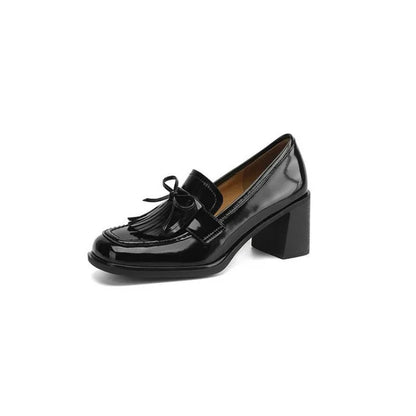 Elegante Mocasín de Charol con Borlas para Mujeres con Tacón Bloque y Detalle de Lazo Clásico