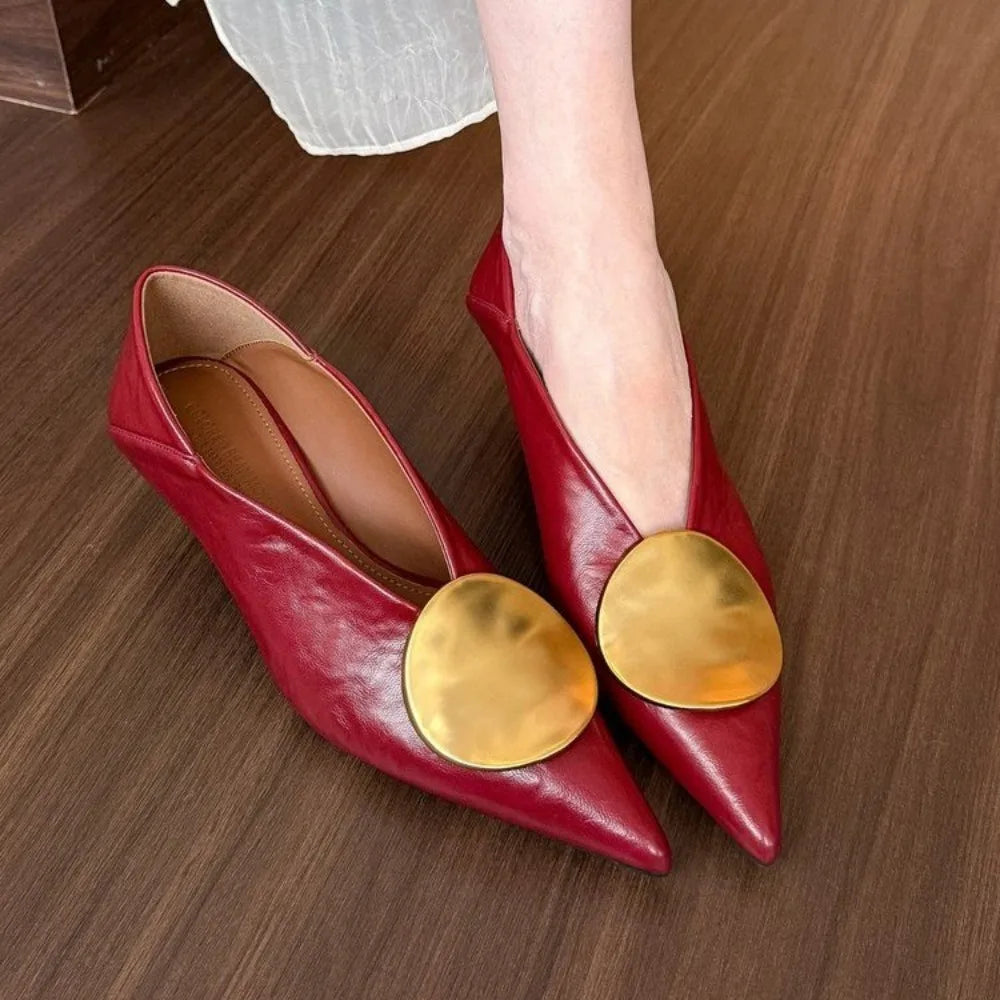 Elegante Zapato de Tacón Bajo de Cuero para Mujeres con Punta Afilar y Acento Dorado Estilo Sleek