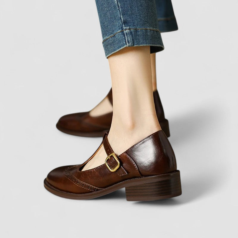 Zapato Mary Jane de Cuero Elegante para Mujeres con T Strap, Hebilla y Estilo Brogue con Punta de Ala