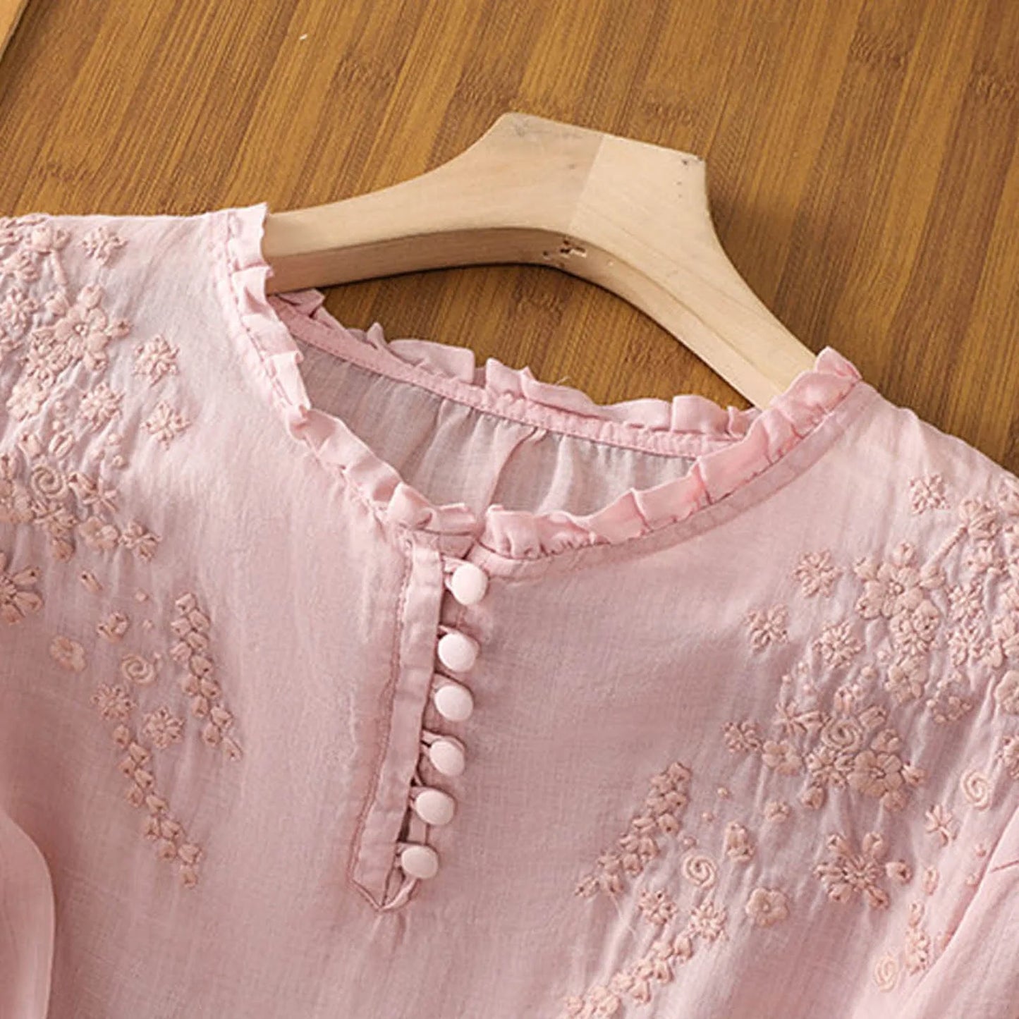 Blusa Floral Bordada Sin Esfuerzo para Mujeres con Cuello en V con Volantes, Manga 3/4 y Botones, Estilo Boho