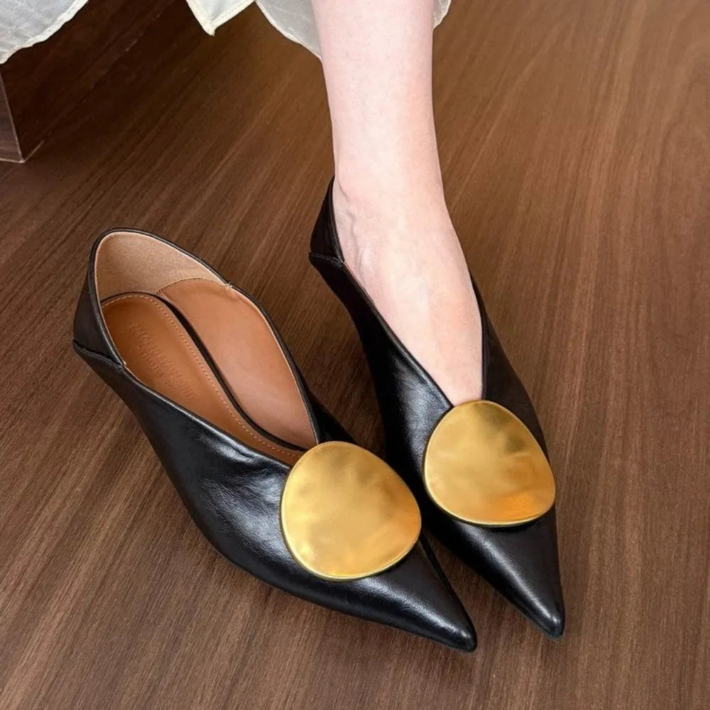 Elegante Zapato de Tacón Bajo de Cuero para Mujeres con Punta Afilar y Acento Dorado Estilo Sleek