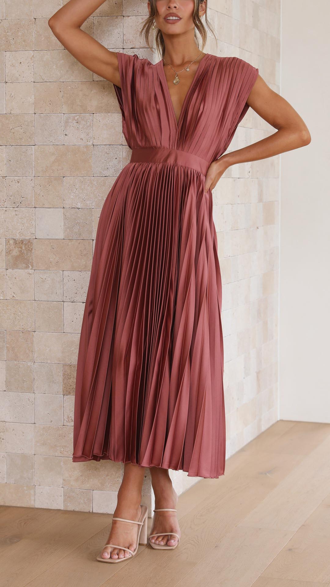 Vestido Midi de Satén Plisado Elegante para Mujeres con Escote en V, Manga Capa y Cintura Ajustada