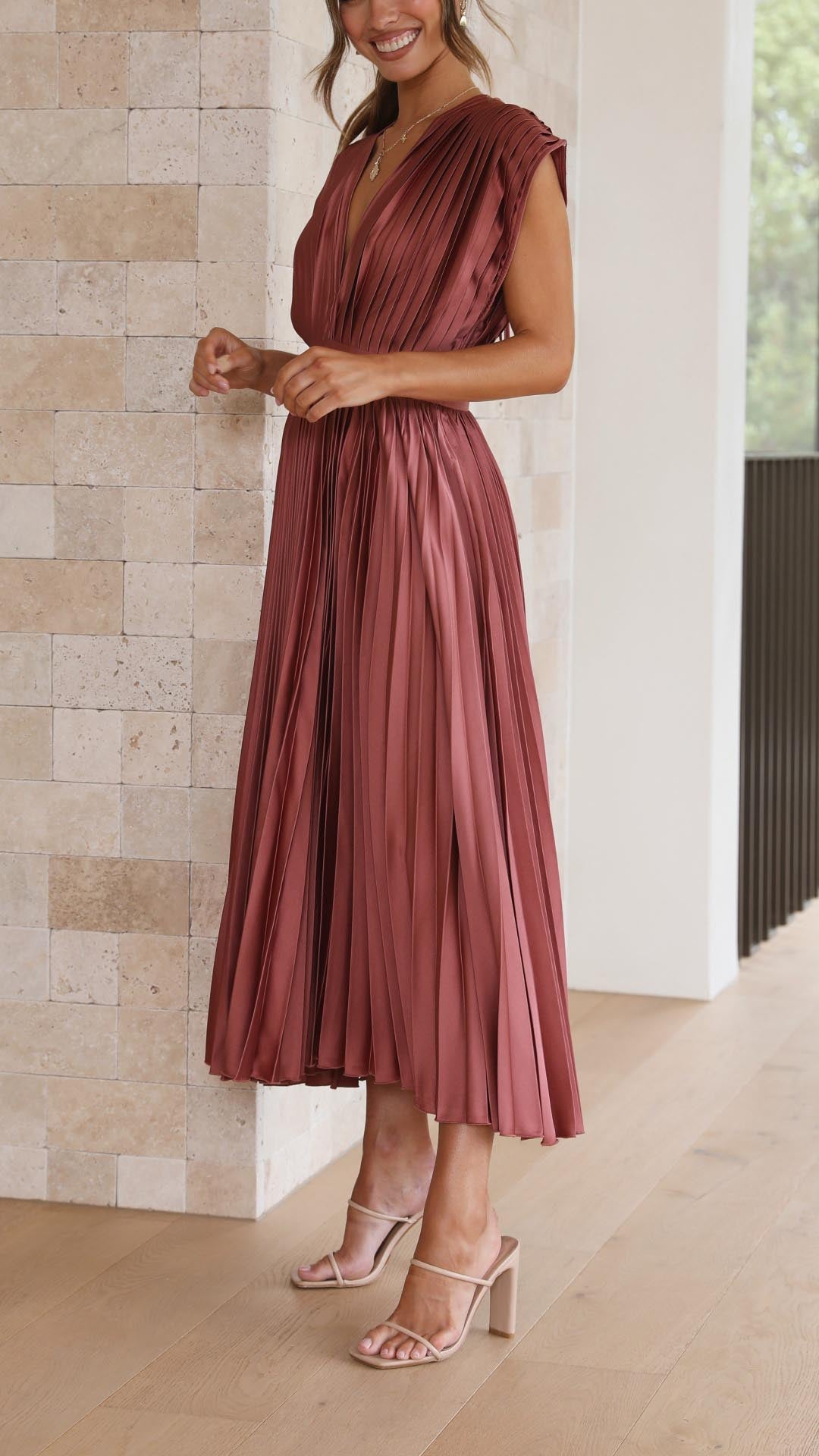 Vestido Midi de Satén Plisado Elegante para Mujeres con Escote en V, Manga Capa y Cintura Ajustada