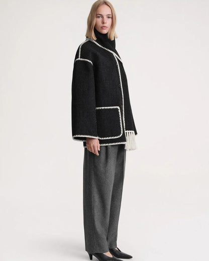 Elegante Capa de Lana para Mujeres con Cuello de Bufanda, Manga Larga, Costura a Mano y Flecos en Estilo Oversized