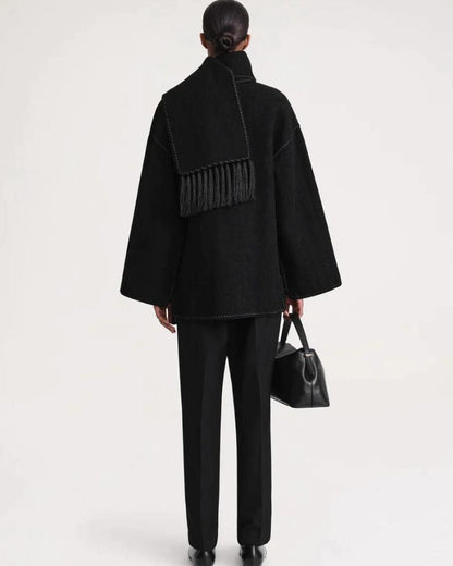 Elegante Capa de Lana para Mujeres con Cuello de Bufanda, Manga Larga, Costura a Mano y Flecos en Estilo Oversized