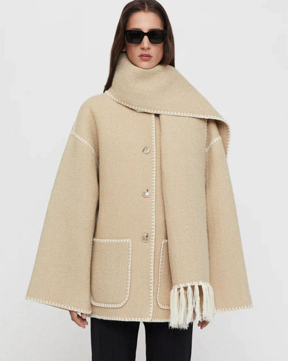 Elegante Capa de Lana para Mujeres con Cuello de Bufanda, Manga Larga, Costura a Mano y Flecos en Estilo Oversized