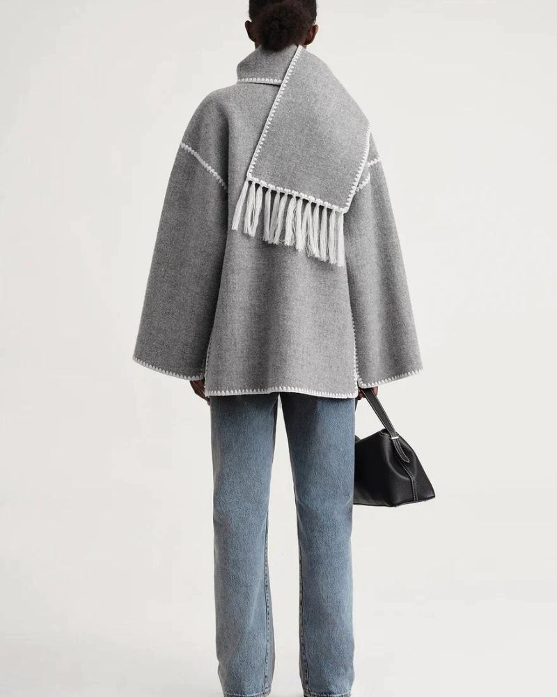 Elegante Capa de Lana para Mujeres con Cuello de Bufanda, Manga Larga, Costura a Mano y Flecos en Estilo Oversized
