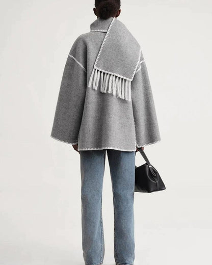 Elegante Capa de Lana para Mujeres con Cuello de Bufanda, Manga Larga, Costura a Mano y Flecos en Estilo Oversized