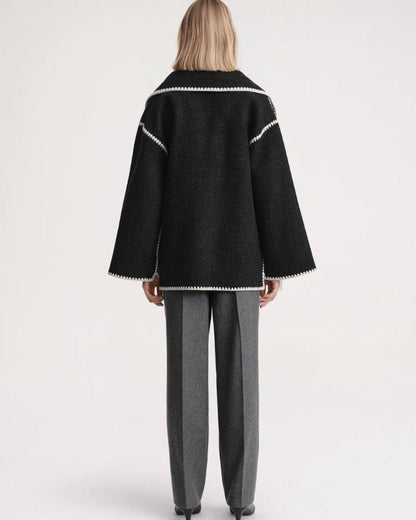 Elegante Capa de Lana para Mujeres con Cuello de Bufanda, Manga Larga, Costura a Mano y Flecos en Estilo Oversized