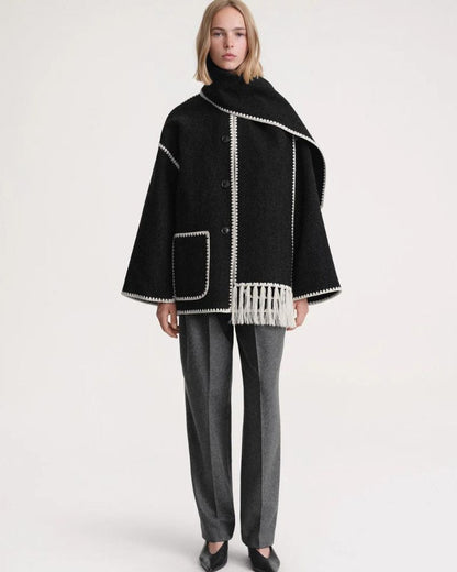 Elegante Capa de Lana para Mujeres con Cuello de Bufanda, Manga Larga, Costura a Mano y Flecos en Estilo Oversized