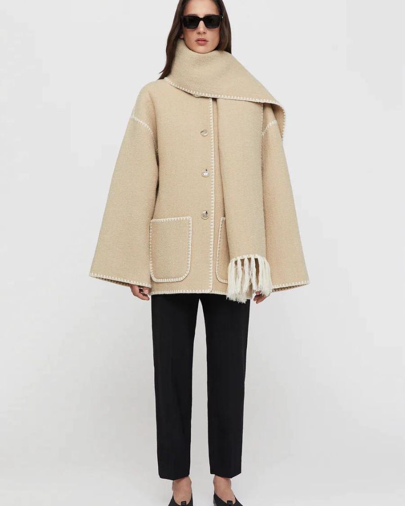 Elegante Capa de Lana para Mujeres con Cuello de Bufanda, Manga Larga, Costura a Mano y Flecos en Estilo Oversized