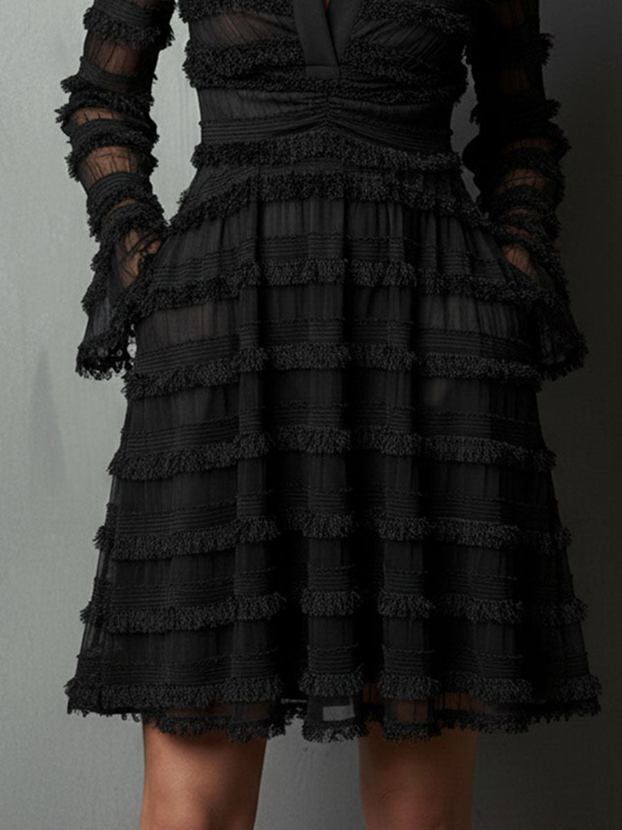 Elegante Mini Vestido Negro con Flecos para Mujeres con Cuello en V y Mangas de Campana, Estilo Ajustado y Acampanado