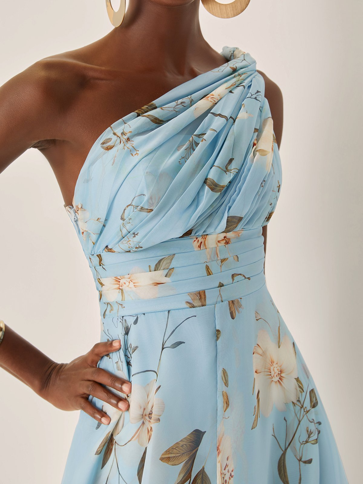 Elegante Vestido Maxi Floral Azul Claro para Mujeres con Un Hombro Fruncido y Estilo Formal para Invitadas de Bodas