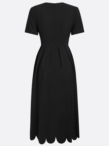 Elegante Vestido Midi Negro para Mujeres con Escote Corazón con Borde Ondulado, Manga Corta, Estilo Fit and Flare para Cócteles
