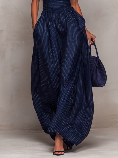Elegante Mono de Rayas en Azul Oscuro para Mujeres con Cuello Alto, Sin Mangas, Corte en Llave y Pierna Ancha Fluyente