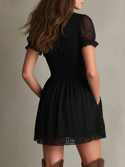 Vestido Mini Negro de Encaje para Mujeres con Escote en V, Manga Corta, Frontal Abotonado y Estilo Bohemio