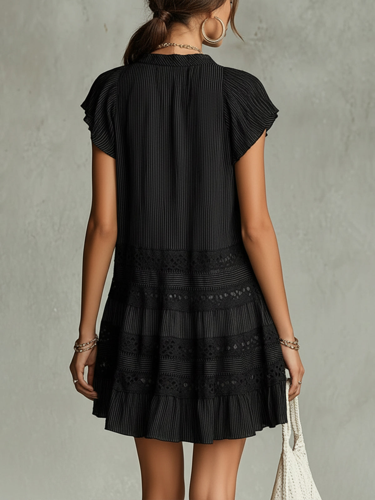 Vestido Mini de Encaje Negro sin Esfuerzo para Mujeres con Cuello Abierto, Mangas de Volante y Dobladillo con Volantes Estilo Bohemio